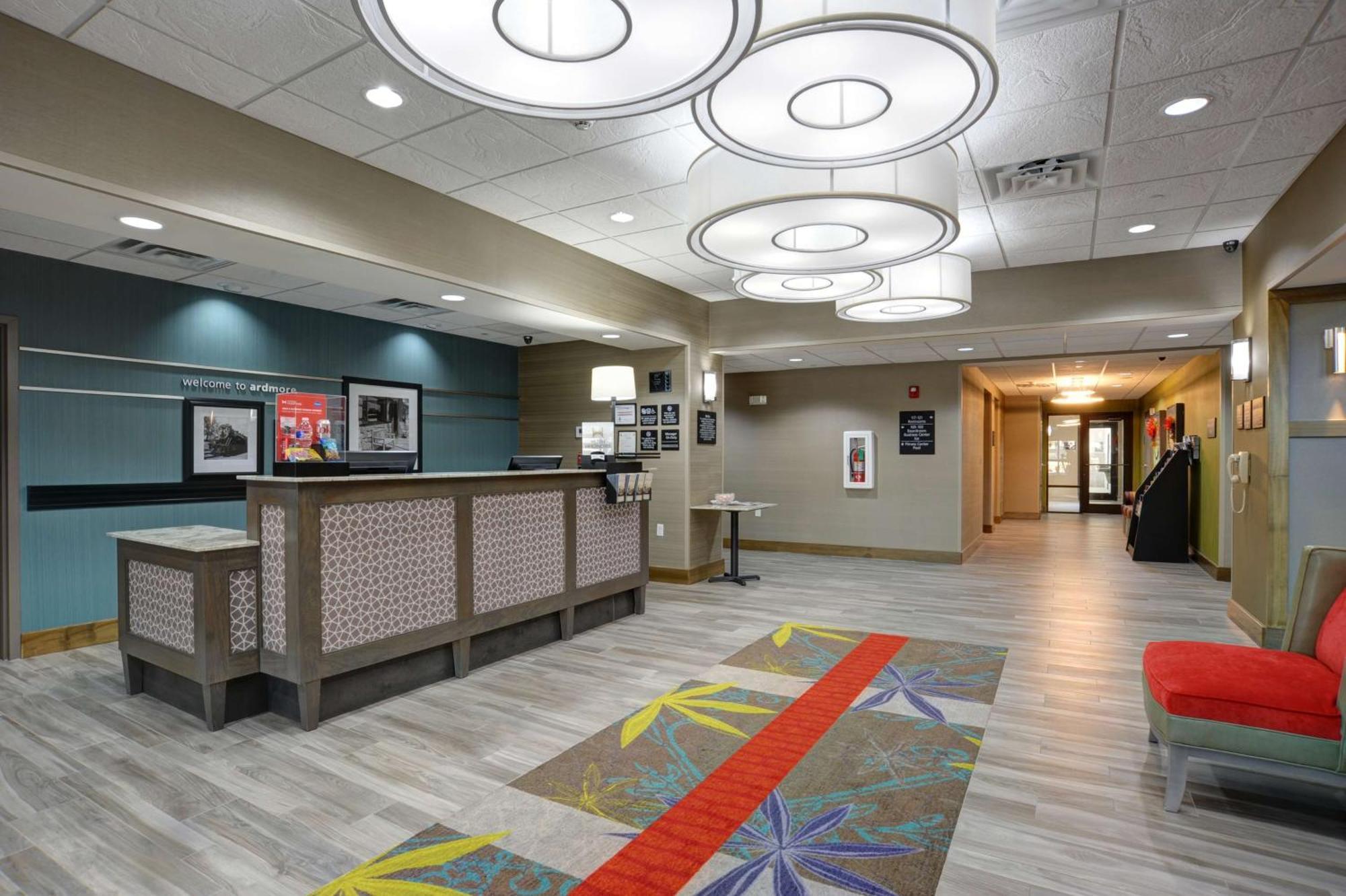 Hampton Inn & Suites Адмор Екстериор снимка
